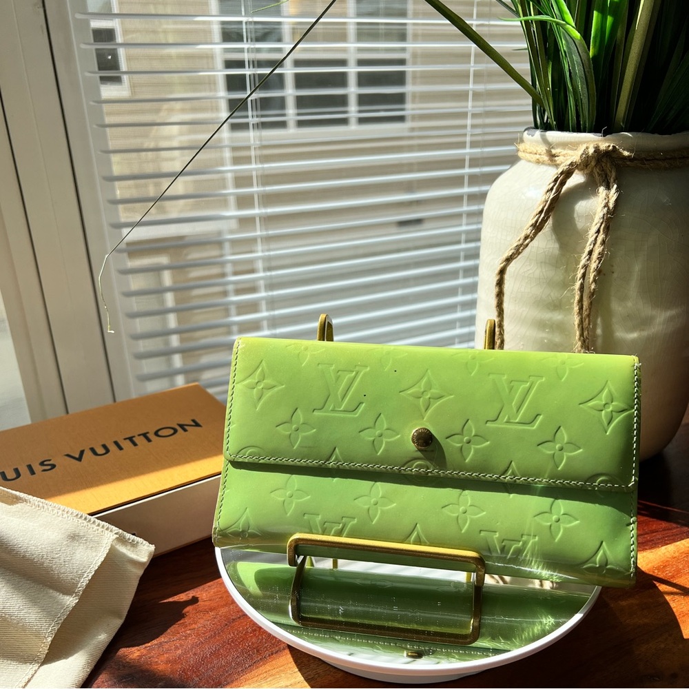 LOUIS VUITTON Monogram Vernis Sarah Wallet
